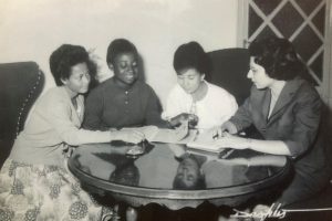Entrevista em jornal local com os 3 bolsistas que chegaram da Guiné Equatorial a Valência. Início dos anos 60. Álbum familiar.